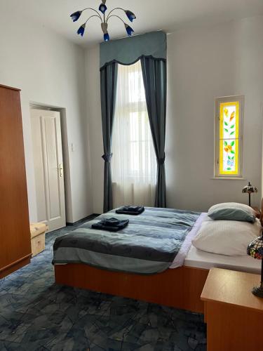 Un dormitorio con una cama grande y una ventana en Party Villa Holiday Rent Balatonfoldvar en Balatonföldvár