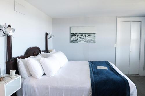 Ένα ή περισσότερα κρεβάτια σε δωμάτιο στο Emerson Inn By The Sea