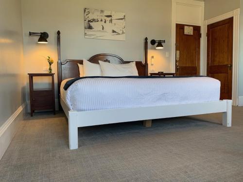 Ένα ή περισσότερα κρεβάτια σε δωμάτιο στο Emerson Inn By The Sea