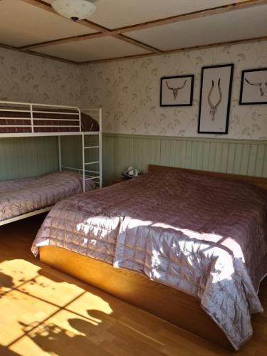 Lillesjö stuguthyrningにあるベッド