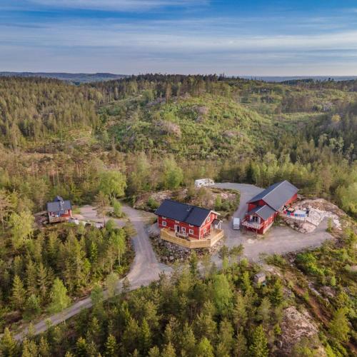 BäckeforsにあるLillesjö stuguthyrningの森の中の家の空中写真