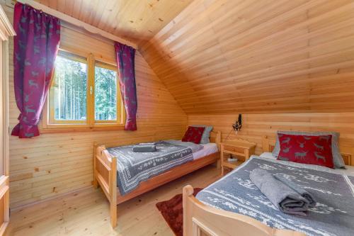 - une chambre avec 2 lits dans une cabane en rondins dans l'établissement Chalet Trzinka - Triglav National Park, à Goreljek