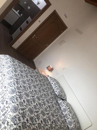 Schlafzimmer mit einem Bett mit einer schwarzen und weißen Bettdecke in der Unterkunft al poset in Paderno del Grappa