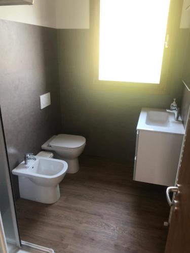 ein Bad mit einem WC und einem Waschbecken in der Unterkunft al poset in Paderno del Grappa
