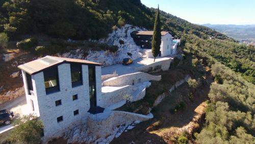 eine Luftansicht eines Gebäudes auf einem Berg in der Unterkunft VILLA FARFALLA & GUESTHOUSE - The world unique property with an openable roof in Lucca