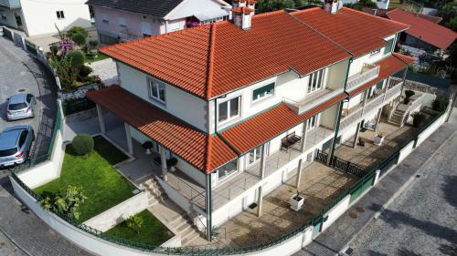 an overhead view of a house with an orange roof at Casa Rivela do Campo in Bela Vista