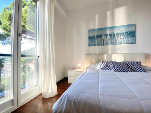 een slaapkamer met een bed en een groot raam bij CASAVIVA - Bilo with SeaView and parking in Camogli in Camogli