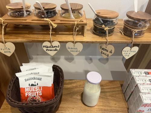 马里纳-迪-皮特拉桑塔Villa D Erna Marina di Pietrasanta的装有牛奶罐和一瓶牛奶的货架