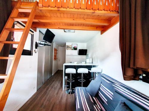 Cette chambre dispose d'un bar avec tabourets et d'un escalier. dans l'établissement Baraty, à Morzine
