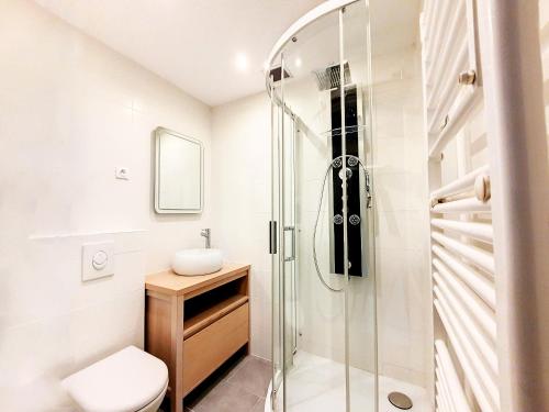 une salle de bain avec douche et toilettes dans l'établissement Baraty, à Morzine