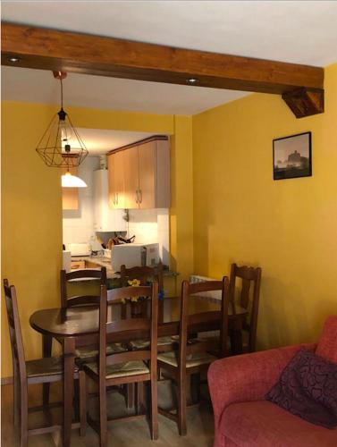 uma cozinha e sala de jantar com mesa e cadeiras em CHECK IN CASAS Casa Elson em Cerler