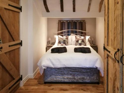 ein Schlafzimmer mit einem großen weißen Bett mit Kissen in der Unterkunft Chase Heys Cottage in Crossens