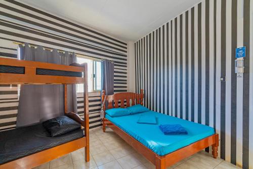 una piccola camera con un letto a castello e un letto a castello gmaxwell gmaxwell di Pier La Casa Homestay Building a Surigao