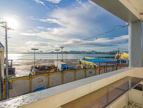 uma vista para a água a partir de uma varanda de um barco em Pier La Casa Homestay Building em Surigao