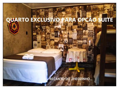 ein Schlafzimmer mit einem Bett und einer mit Aufklebern bedeckten Wand in der Unterkunft RESIDENCIAL RECANTO Do THEOZINHO in Bombinhas