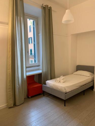 een kleine slaapkamer met een bed en een raam bij Mc - Piazza Mancini in Rome