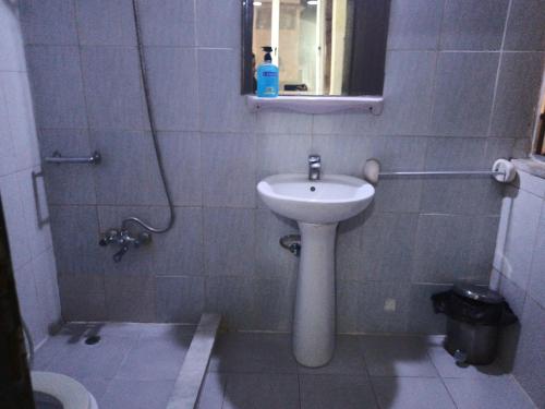 Ett badrum på Mamaya Hotel