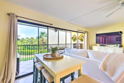 ein Wohnzimmer mit einem Sofa und einem Tisch in der Unterkunft Comfortable Siesta Key Condo with Pool Access! in Siesta Key