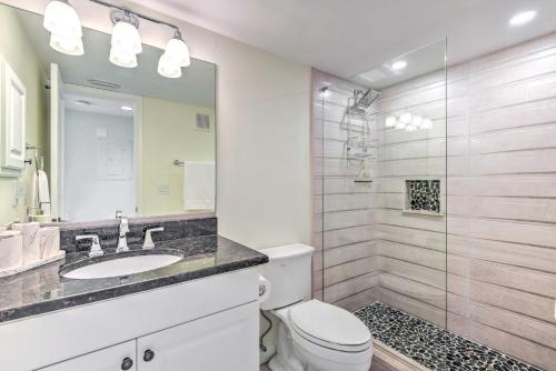 Un baño de Comfortable Siesta Key Condo with Pool Access!