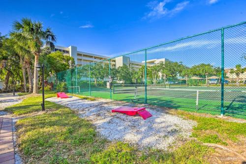 Instalaciones para jugar a tenis o squash en Comfortable Siesta Key Condo with Pool Access! o alrededores