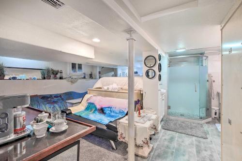 um quarto de hospital com uma cama e um chuveiro em Denver Studio Walkable to City Park and Dining em Denver