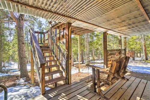 Ein Balkon oder eine Terrasse in der Unterkunft Deck, Fire Pit and Grill Log Cabin in Black Hawk