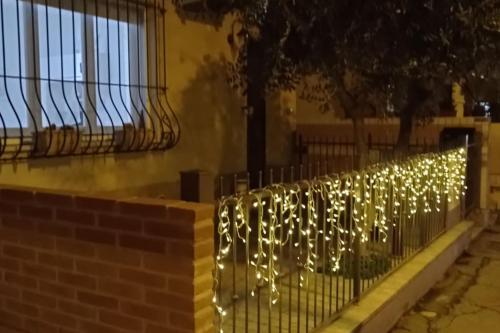 Une clôture avec des lumières de Noël sur elle dans l'établissement Soggiorno a 5 stelle, tra mare, cultura e natura, à Cattolica
