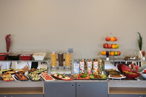a buffet line with many different types of food at ÇAĞ OTEL in Erzurum