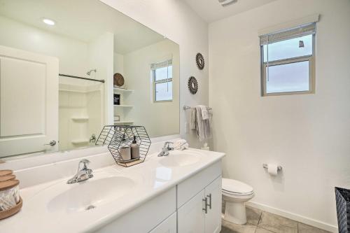 New-Build Glendale Home with Hot Tub and Putting Green tesisinde bir banyo