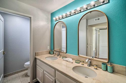 uma casa de banho com dois lavatórios e dois espelhos em Cliffside Pacifica Hideaway Unbeatable View! em Pacifica