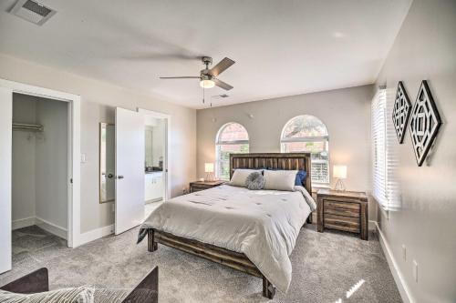 um quarto com uma cama e uma ventoinha de tecto em Modern Houston Gem about Walk to Minute Maid Park em Houston
