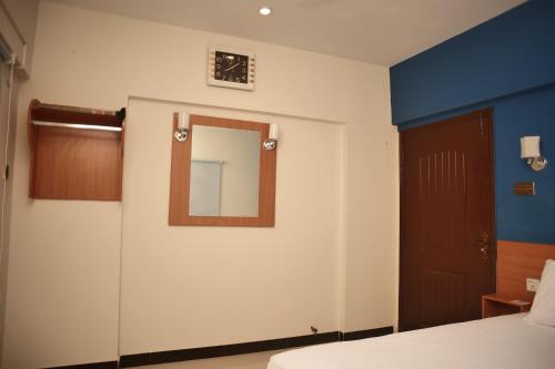 Ένα ή περισσότερα κρεβάτια σε δωμάτιο στο Diamond Apart's Dha Karachi