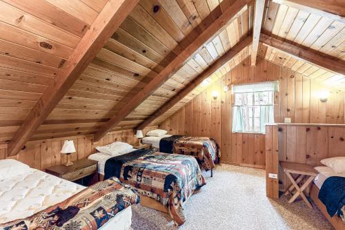 Zimmer im Dachgeschoss mit 3 Betten in einem Zimmer in der Unterkunft Lancaster Cabin in Bass Lake