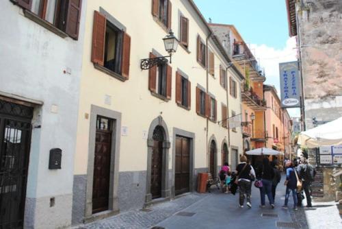 Un groupe de personnes marchant dans une rue dans l'établissement Lo studio di Gabriella, à Bolsena