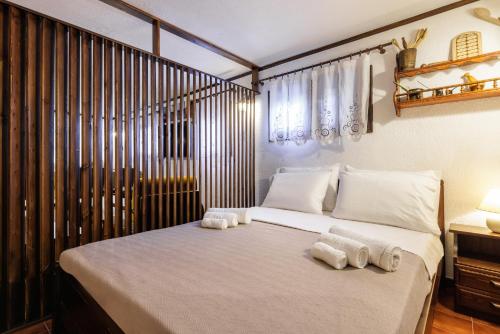 1 dormitorio con 1 cama con toallas en Beach Front Vintage Villa Kalliktratis, en Nea Kalikratia