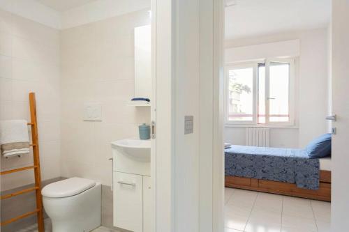 łazienka z toaletą, umywalką i łóżkiem w obiekcie Attico incantevole - Forum Assago & Humanitas w mieście Rozzano