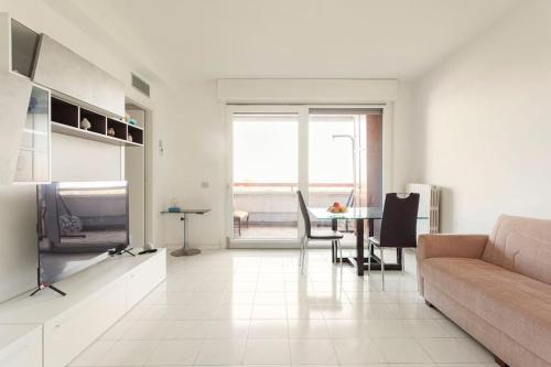 a living room with a couch and a table at Attico incantevole - Forum Assago & Humanitas in Rozzano