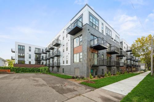 un immeuble avec balcon dans une rue dans l'établissement Kasa Bryn Mawr Minneapolis, à Minneapolis