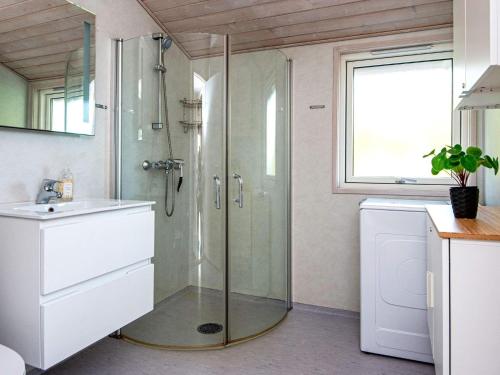 eine Dusche mit Glastür im Bad in der Unterkunft Holiday home Sydals LXXI in Mommark