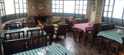 an overhead view of a restaurant with tables and a fireplace at Refugio de Montaña Huerta Sacha in Chaupi