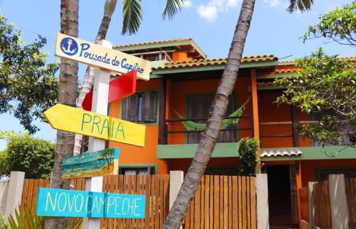 een kleurrijk huis met straatborden ervoor bij Pousada Do Capitão in Florianópolis