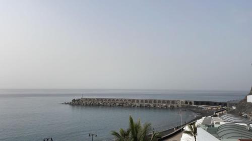 ein großer Wasserkörper mit einem Pier in der Unterkunft Primero el Wiro in Puerto