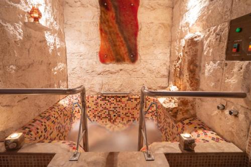 a bathroom with a bath tub in a room at Ξενώνας Μαίανδρος in Aridaia