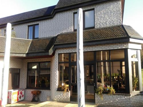 un edificio con ventanas y un poste delante de él en Landhaus Sundern, en Tecklenburg