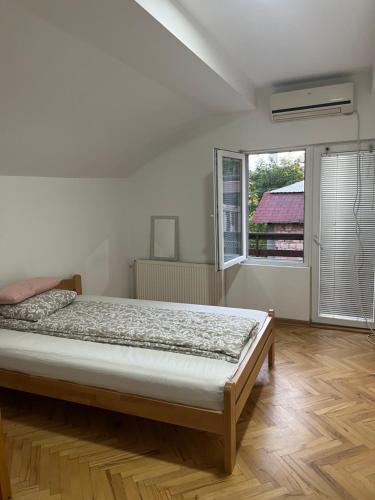 um quarto com uma cama e uma janela em 中华楼 - em Belgrado