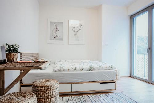 Postel nebo postele na pokoji v ubytování TurnKey I Balcony Studio by National Memorial