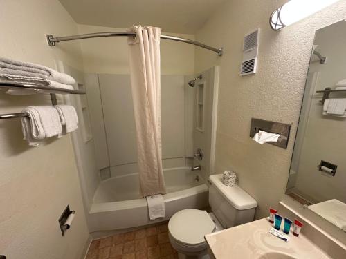 a bathroom with a tub and a toilet and a sink at Simple Rewards Inn in Ruidoso