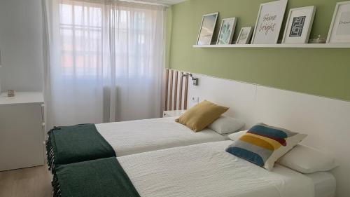- une chambre avec un lit et une fenêtre dans l'établissement Apartamento Barrio San Pedro, à Saint-Jacques-de-Compostelle