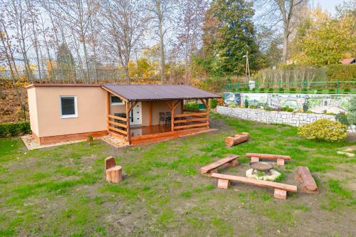 una casita en un patio con una valla en VICIBERG DĚČÍN en Děčín