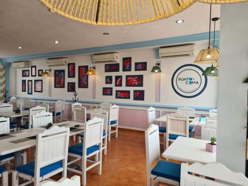 a dining room with tables and chairs in a restaurant at Hotel Punto Poza Rica in Poza Rica de Hidalgo